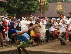 10.000 Wisatawan Diprediksi Serbu Perang Topat 2024, Tradisi yang Menyatukan Keragaman di Taman Lingsar