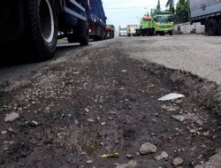 JALANAN RUSAK DI LOMBOK BARAT, KADO ULANG TAHUN NTB YANG BIKIN WARGA NGELUS DADA