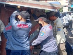 Gila! Satpol PP Sakra Gas Pol Bongkar Lapak, Drama Tendangan dan Siraman Pecah di Lapangan Gora!