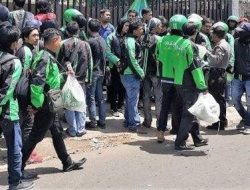 Puluhan Driver Grab Mataram Datangi Kantor Menuntut Keadilan Bagi Mereka