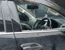 Warga Praya Kehilangan Rp105 Juta Usai Kaca Mobil Dipecahkan Pelaku di Depan Sekolah
