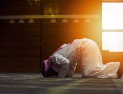 Pria Ini Salat 5 Waktu tapi Pikirannya Selalu ke Dunia