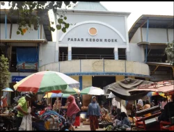 PASAR KEBON ROEK PARAH! 150 PEDAGANG LIAR SERBU AREA PARKIR, PENGELOLA PASAR KELABAKAN TANPA SOLUSI