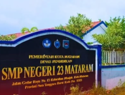 SMPN 23 Mataram Beri Seragam Gratis Langsung Diserahkan untuk 100 Pendaftar Pertama