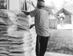 Warga Miskin Denggen Timur Gigit Jari, Kepala Desa Tolak Bantuan Pangan