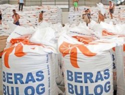 Bulog Kurangi Penerima Bantuan Beras di NTB