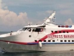 Kapal Tetap Berangkat Meski Cuaca Ekstrem