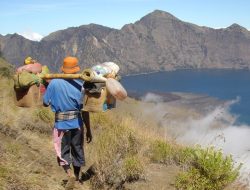 Nasib Porter Rinjani Saat Keputusan penutupan pendakian Gunung Rinjani
