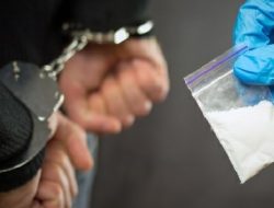 Istri Pingsan Saat SH Diringkus Polisi, Terungkap Buruh Pasar Jadi Pengedar Sabu di Mataram